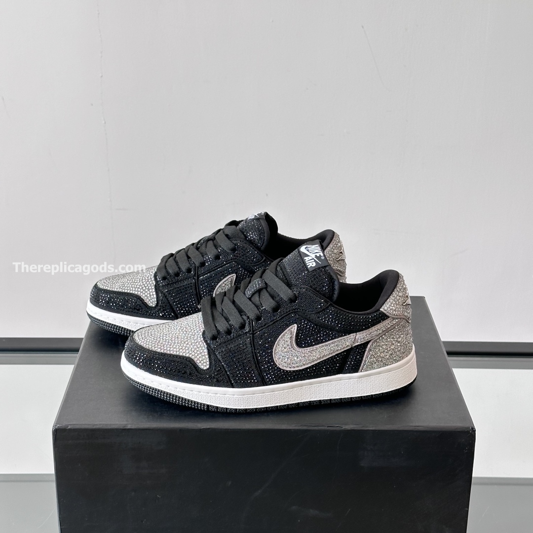SWAROVSKI X AIR JORDAN 1 LOW OG CRYSTAL