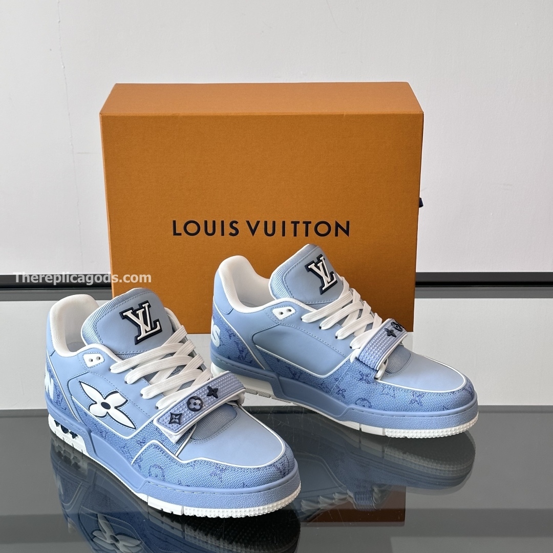 TRAINER SNEAKERS IN LIGHT BLUE - LV956