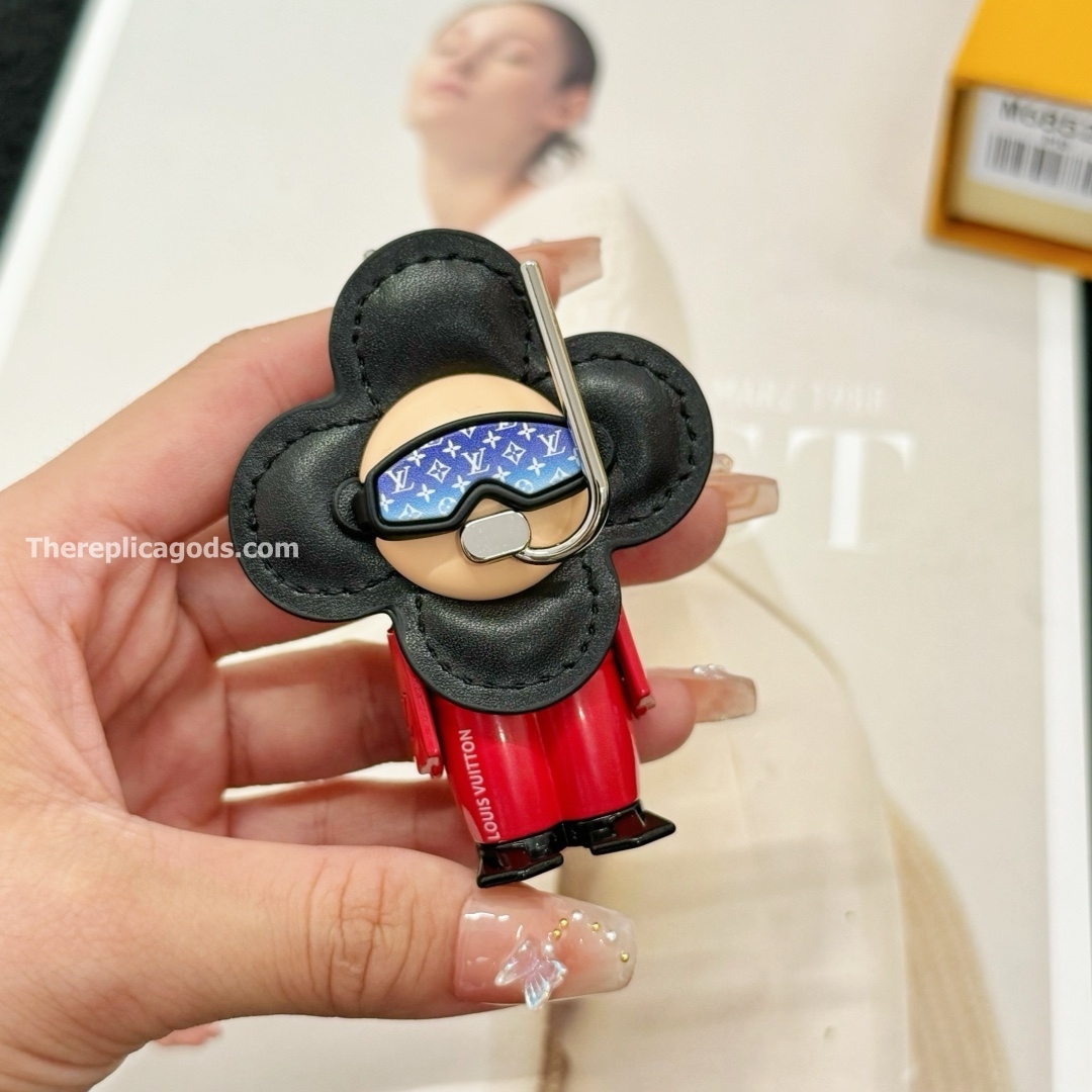 VIVIENNE DIVER BAG CHARM AND KEY HOLDER M00748