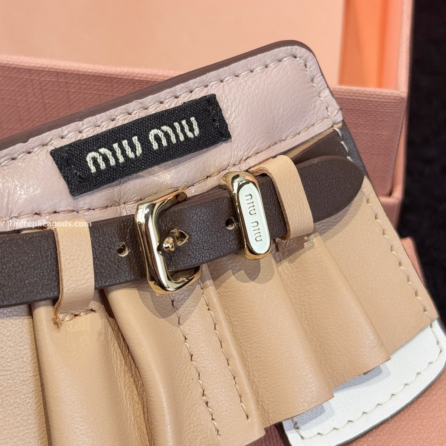 LEATHER KEYCHAIN TRICK IN BEIGE