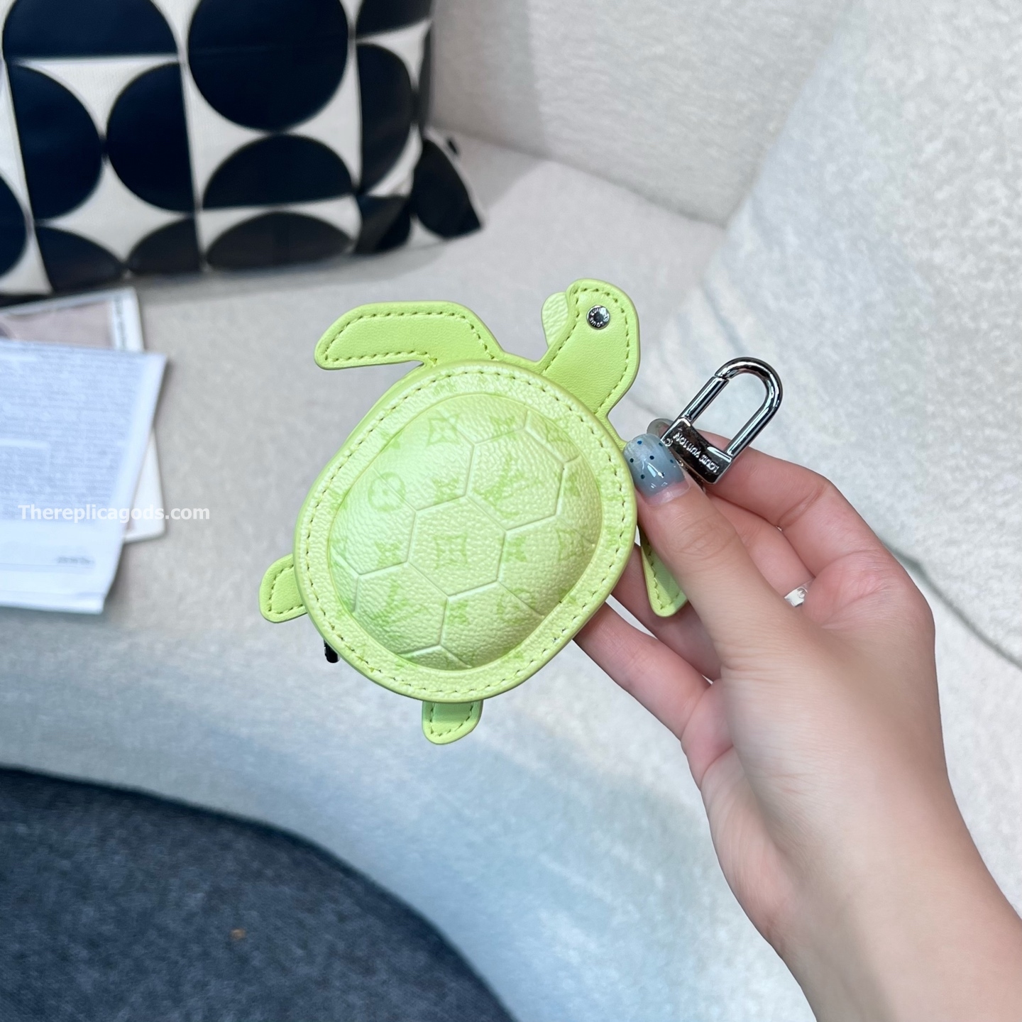 TURTLE POUCH BAG CHARM IN LIME M02526