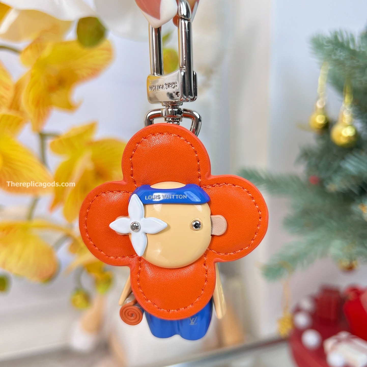 VIVIENNE GYM BAG CHARM AND KEY HOLDER M01198